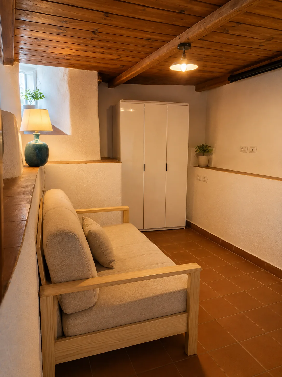 Angolo soggiorno con divano e soffitto in legno