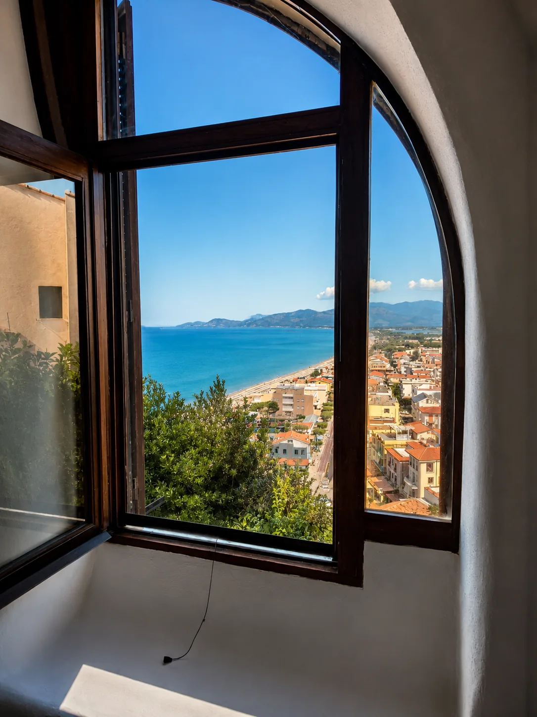 Vista sul mare e sul Golfo dalla finestra della suite